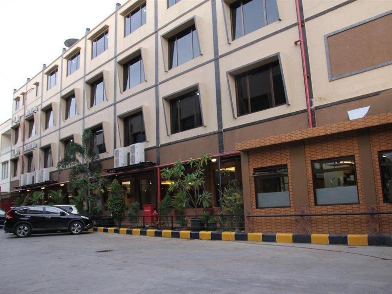 Reddoorz Plus Near Soekarno Hatta Airport 2 Tangerang Luaran gambar